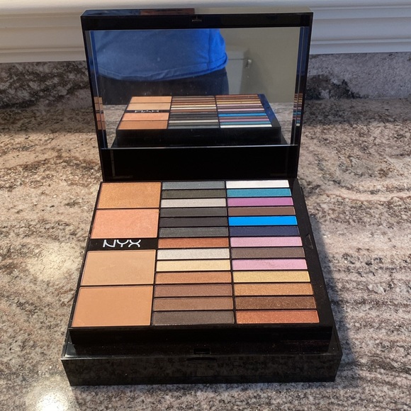NYX Beauty To Go - The Ultimate Beauty Box Makeup Kit - Picture 4 of 10
